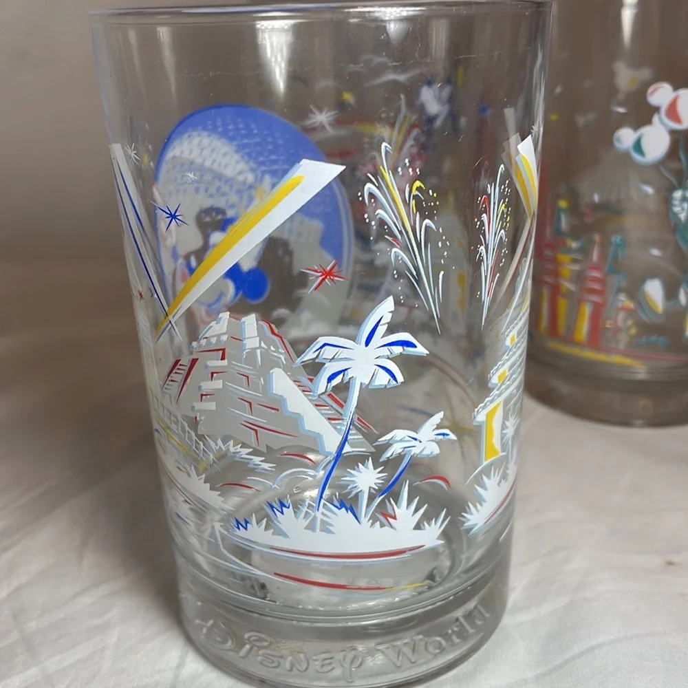 4 Walt Disney World collectible glassware - Picture 2 of 6